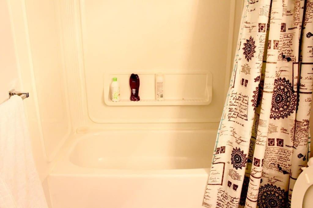 Artistic Apartment Near Downtown Victoria Esterno foto