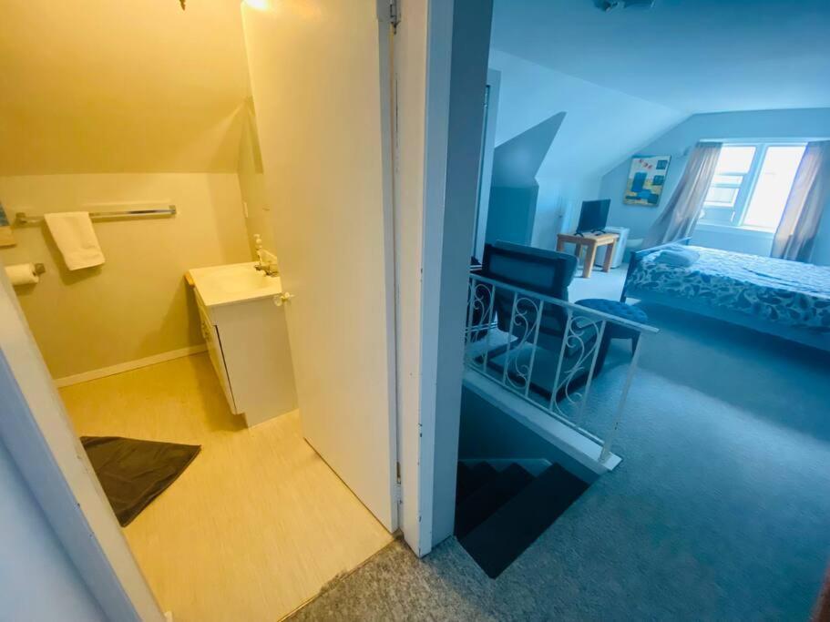 Artistic Apartment Near Downtown Victoria Esterno foto