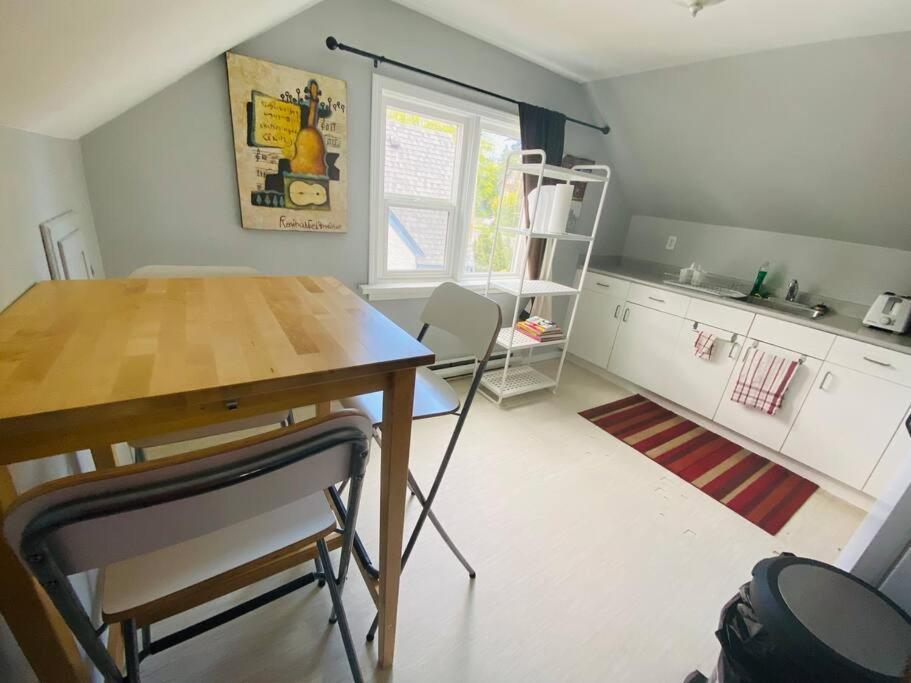 Artistic Apartment Near Downtown Victoria Esterno foto