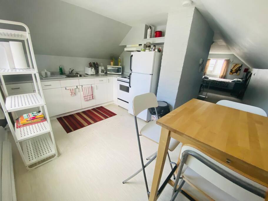 Artistic Apartment Near Downtown Victoria Esterno foto