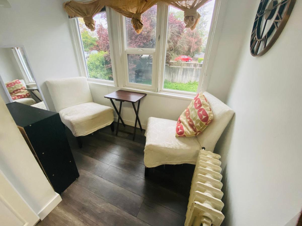 Artistic Apartment Near Downtown Victoria Esterno foto