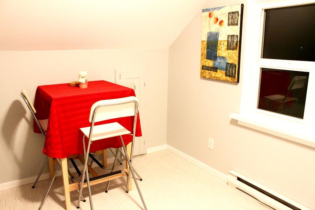 Artistic Apartment Near Downtown Victoria Esterno foto