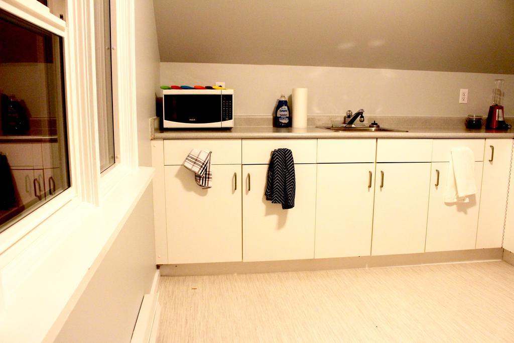 Artistic Apartment Near Downtown Victoria Esterno foto