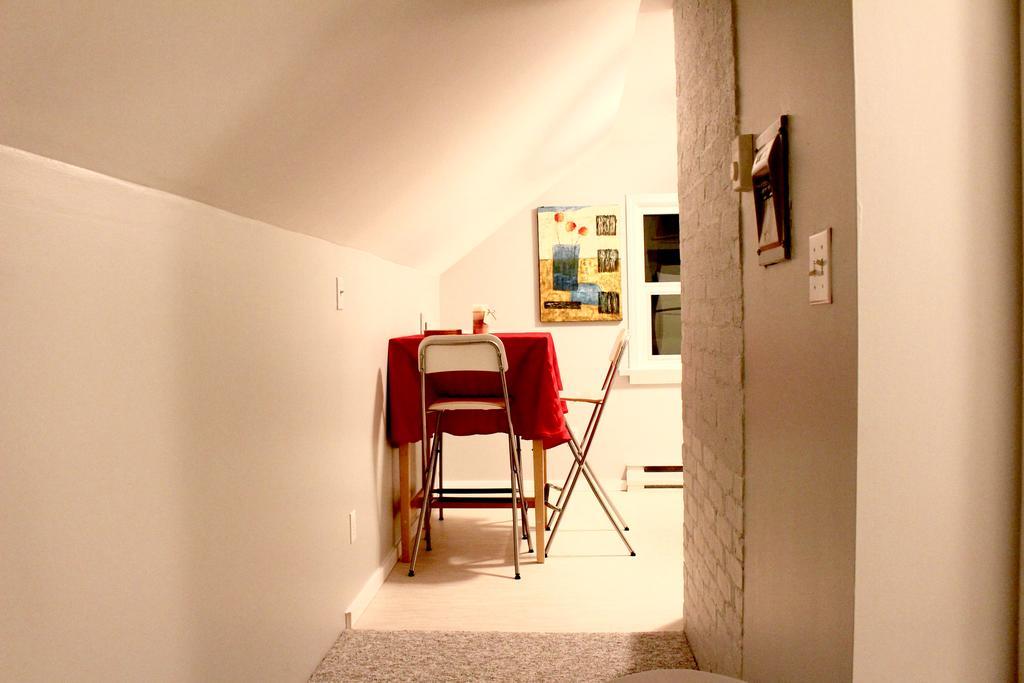 Artistic Apartment Near Downtown Victoria Esterno foto