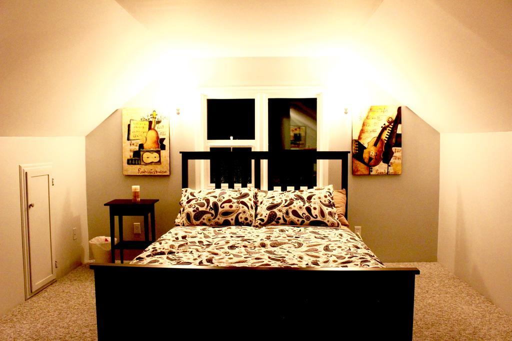 Artistic Apartment Near Downtown Victoria Esterno foto